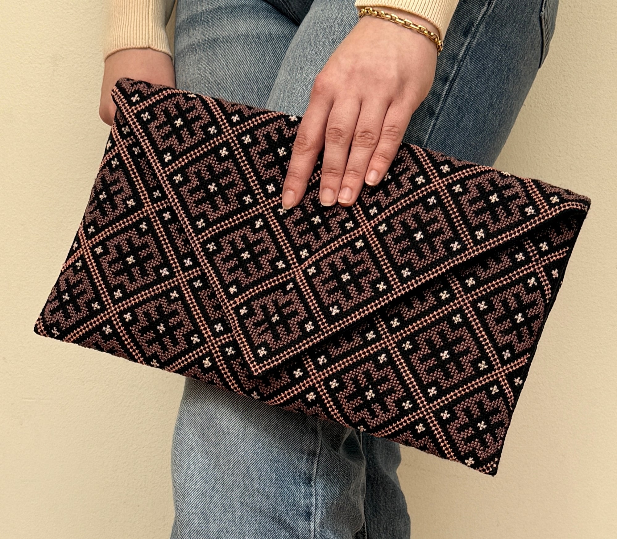 The Layali Noir Clutch